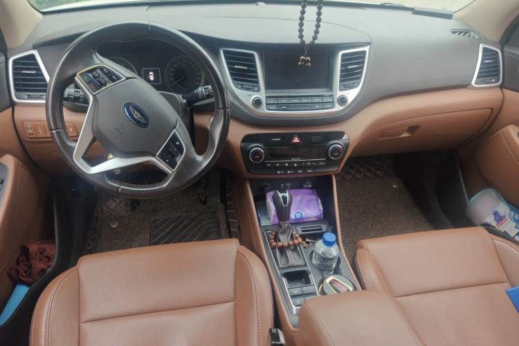 Used Hyundai Tucson 2015 1.6T Dual-Clutch Two-Wheel-Drive Smart Model Center Console