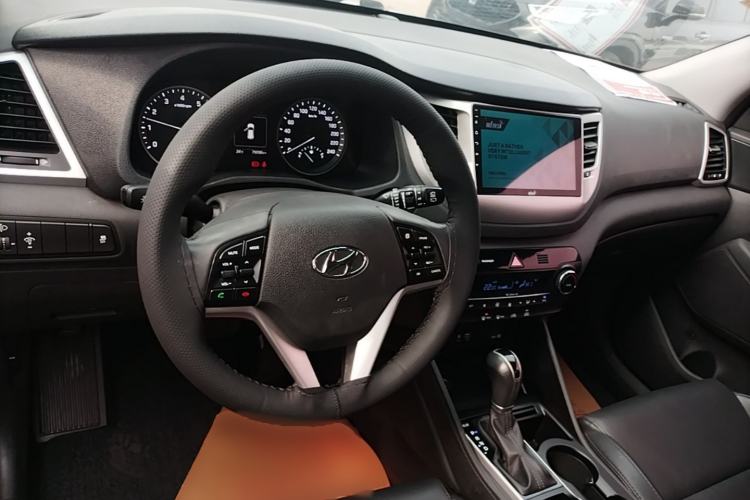 Used Hyundai Tucson 2015 1.6T Dual-Clutch Two-Wheel-Drive Smart Model Center Console