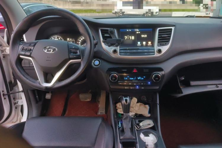 Used Hyundai Tucson 2015 1.6T Dual-Clutch Two-Wheel-Drive Smart Model Center Console