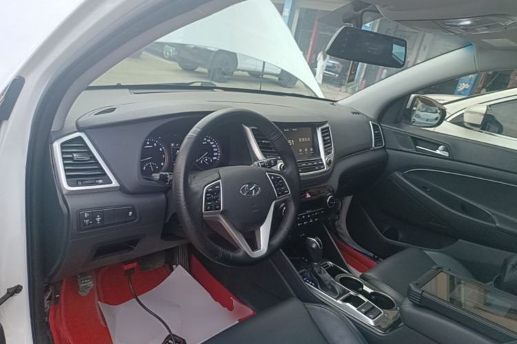Used Hyundai Tucson 2015 1.6T Dual-Clutch Two-Wheel-Drive Smart Model Center Console