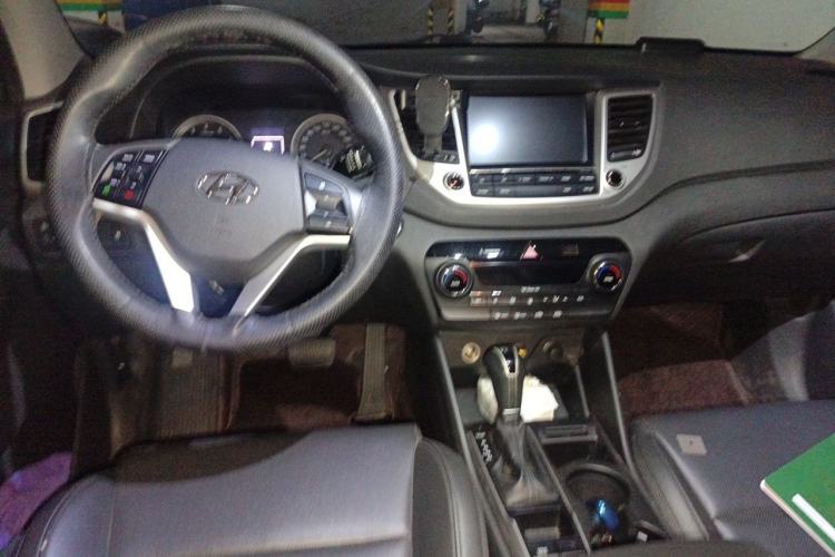 Used Hyundai Tucson 2015 1.6T Dual-Clutch Two-Wheel-Drive Smart Model Center Console