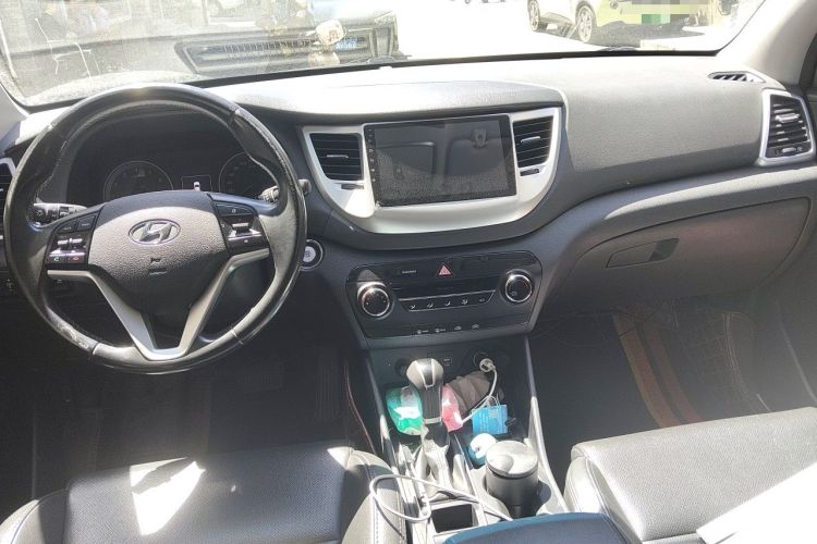 Used Hyundai Tucson 2015 2.0L Automatic Two-Wheel Drive Smart Version Center Console