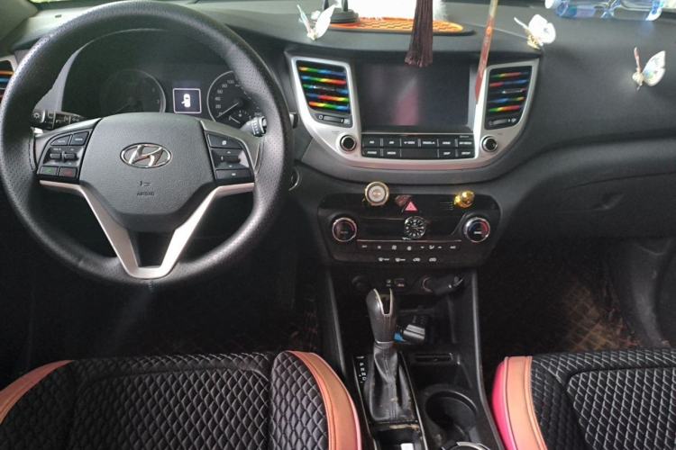 Used Hyundai Tucson 2015 1.6T Dual-Clutch Two-Wheel-Drive Smart Model Center Console
