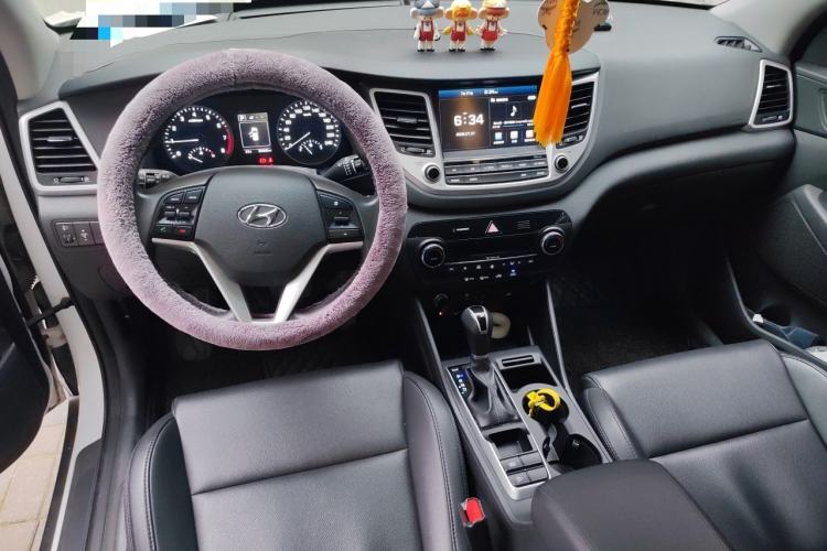 Used Hyundai Tucson 2015 1.6T Dual-Clutch Two-Wheel-Drive Smart Model Center Console
