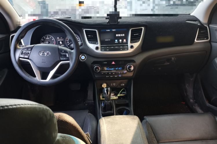 Used Hyundai Tucson 2015 1.6T Dual-Clutch Two-Wheel-Drive Smart Model Center Console