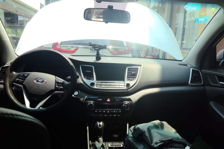 Used Hyundai Tucson 2015 1.6T Dual-Clutch Two-Wheel-Drive Smart Model Center Console