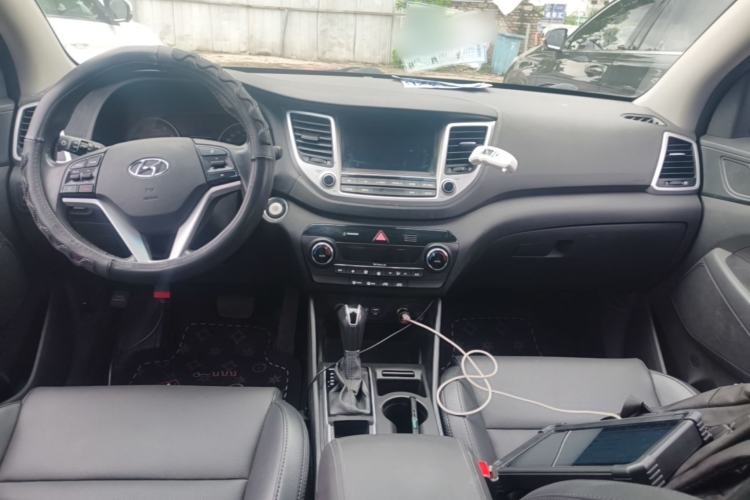 Used Hyundai Tucson 2015 1.6T Dual-Clutch Two-Wheel-Drive Smart Model Center Console