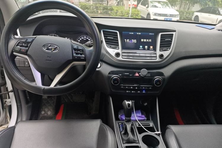 Used Hyundai Tucson 2015 1.6T Dual-Clutch Two-Wheel-Drive Smart Model Center Console