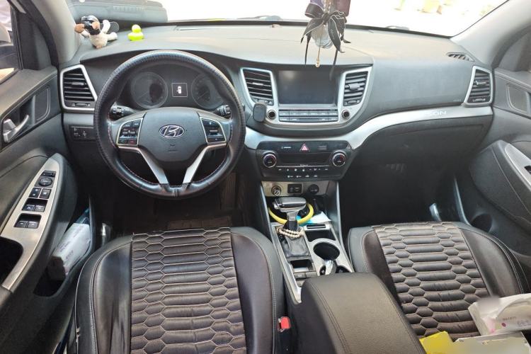 Used Hyundai Tucson 2015 1.6T Dual-Clutch Two-Wheel-Drive Smart Model Center Console
