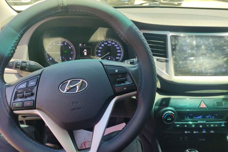 Used Hyundai Tucson 2015 1.6T Dual-Clutch Two-Wheel-Drive Smart Model Center Console