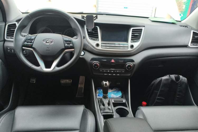 Used Hyundai Tucson 2015 1.6T Dual-Clutch Two-Wheel-Drive Smart Model Center Console