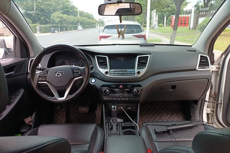 Used Hyundai Tucson 2015 1.6T Dual-Clutch Two-Wheel-Drive Smart Model Center Console