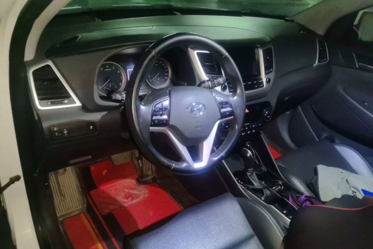 Used Hyundai Tucson 2015 1.6T Dual-Clutch Two-Wheel-Drive Smart Model Center Console