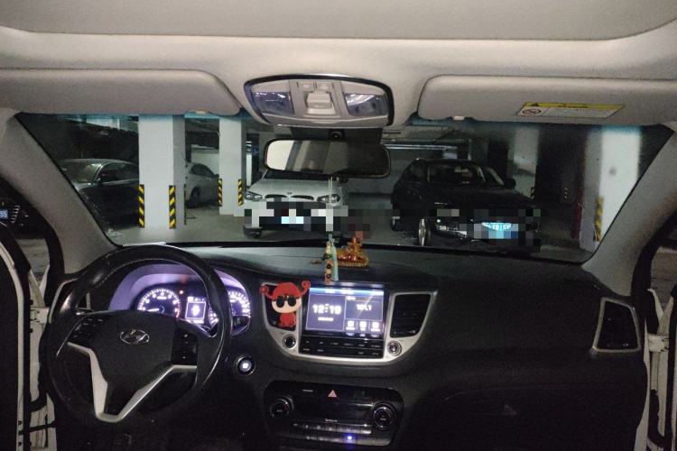 Used Hyundai Tucson 2015 1.6T Dual-Clutch Two-Wheel-Drive Smart Model Center Console
