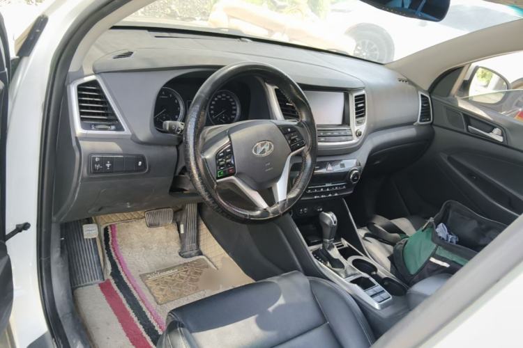 Used Hyundai Tucson 2015 1.6T Dual-Clutch Two-Wheel-Drive Smart Model Center Console