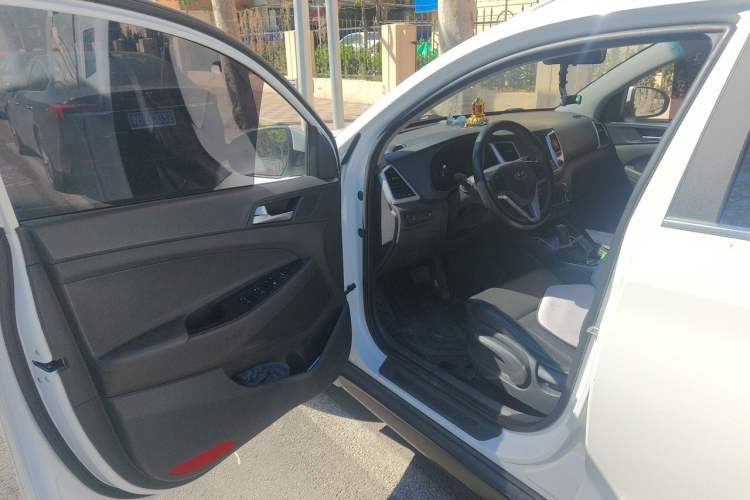 Used Hyundai Tucson 2015 1.6T Dual-Clutch Two-Wheel-Drive Smart Model Driver Seat