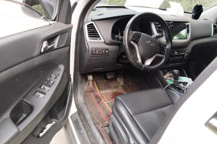 Used Hyundai Tucson 2015 2.0L Automatic Two-Wheel Drive Smart Version Driver Seat