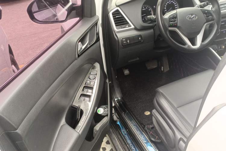Used Hyundai Tucson 2015 2.0L Automatic Two-Wheel Drive Smart Version Driver Seat