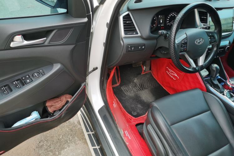 Used Hyundai Tucson 2015 2.0L Automatic Two-Wheel Drive Smart Version Driver Seat