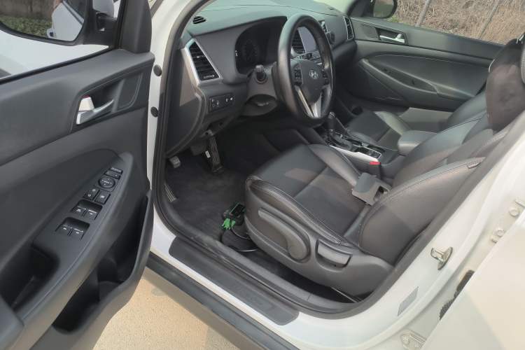 Used Hyundai Tucson 2015 1.6T Dual-Clutch Two-Wheel-Drive Leading Model Driver Seat