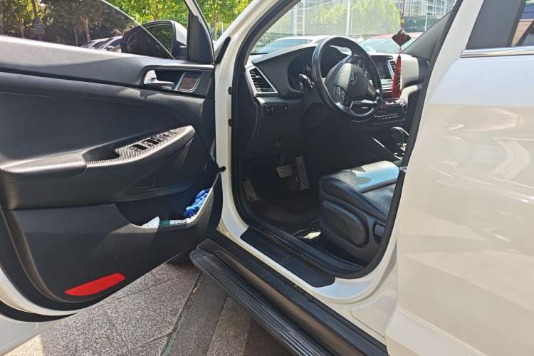 Used Hyundai Tucson 2015 1.6T Dual-Clutch Two-Wheel-Drive Smart Model Driver Seat
