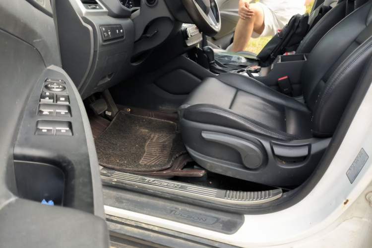 Used Hyundai Tucson 2015 2.0L Automatic Two-Wheel Drive Smart Version Driver Seat