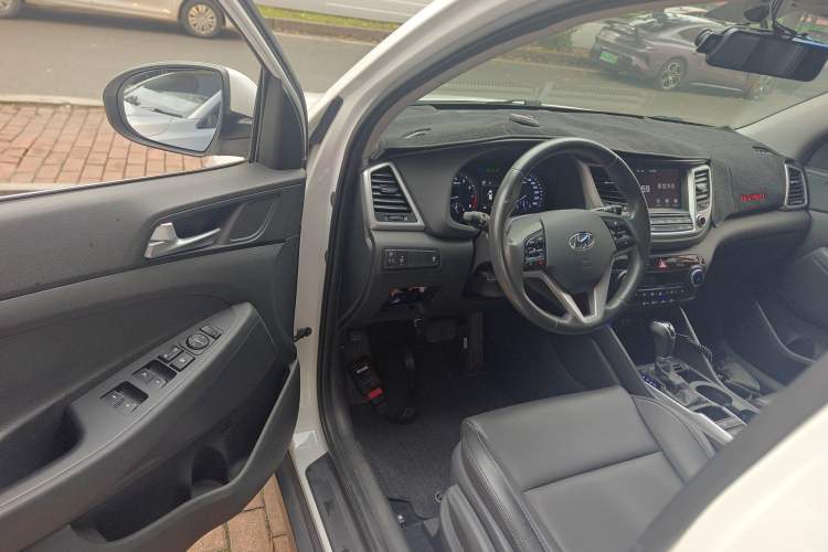 Used Hyundai Tucson 2015 1.6T Dual-Clutch Two-Wheel-Drive Smart Model Driver Seat
