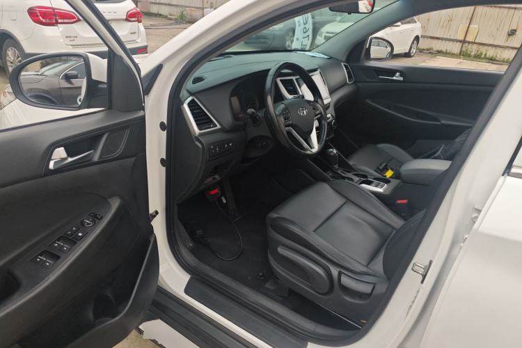 Used Hyundai Tucson 2015 2.0L Automatic Two-Wheel Drive Smart Version Driver Seat