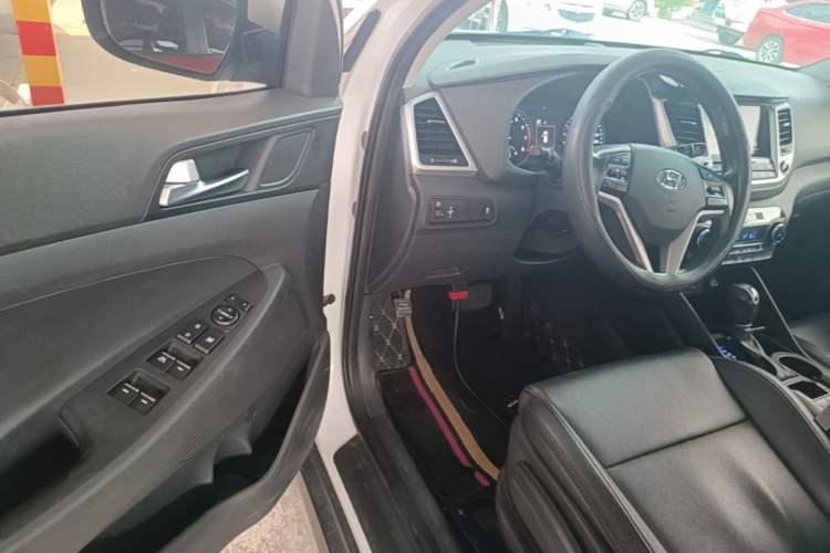 Used Hyundai Tucson 2015 1.6T Dual-Clutch Two-Wheel-Drive Smart Model Driver Seat