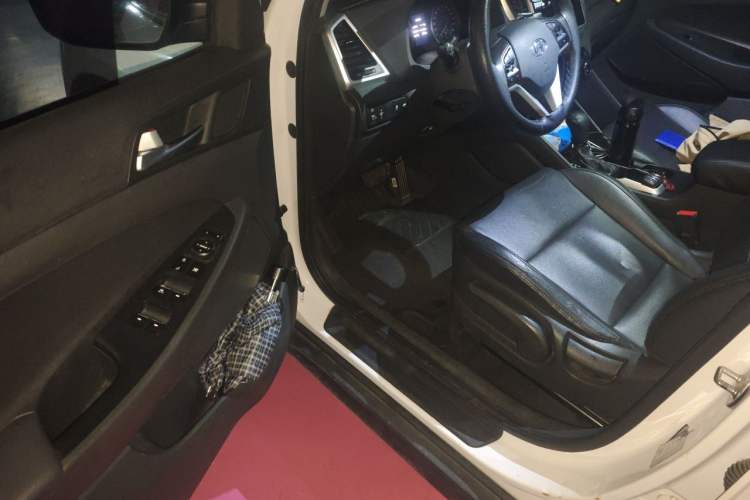 Used Hyundai Tucson 2015 2.0L Automatic Two-Wheel Drive Smart Version Driver Seat