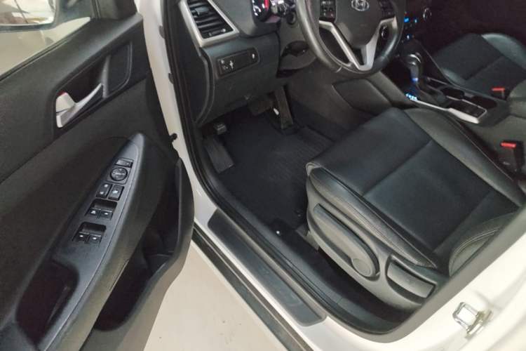 Used Hyundai Tucson 2015 2.0L Automatic Two-Wheel Drive Smart Version Driver Seat