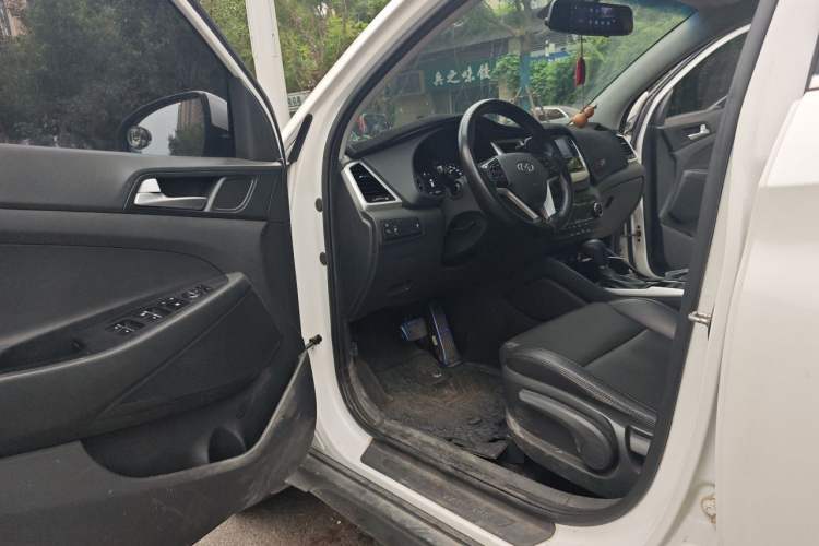 Used Hyundai Tucson 2015 1.6T Dual-Clutch Two-Wheel-Drive Smart Model Driver Seat