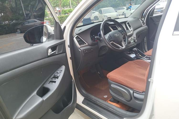 Used Hyundai Tucson 2015 1.6T Dual-Clutch Two-Wheel-Drive Smart Model Driver Seat