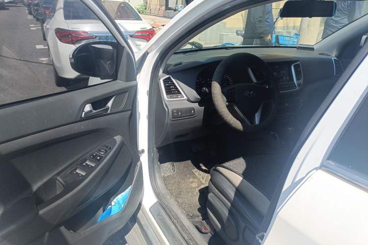 Used Hyundai Tucson 2015 1.6T Dual-Clutch Two-Wheel-Drive Smart Model Driver Seat