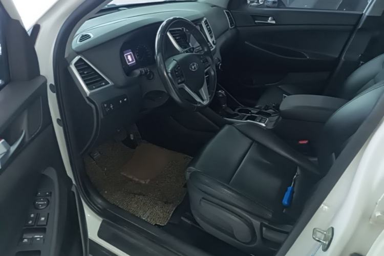 Used Hyundai Tucson 2015 2.0L Automatic Two-Wheel Drive Smart Version Driver Seat
