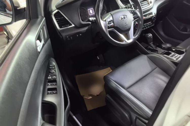 Used Hyundai Tucson 2015 1.6T Dual-Clutch Two-Wheel-Drive Leading Model Driver Seat