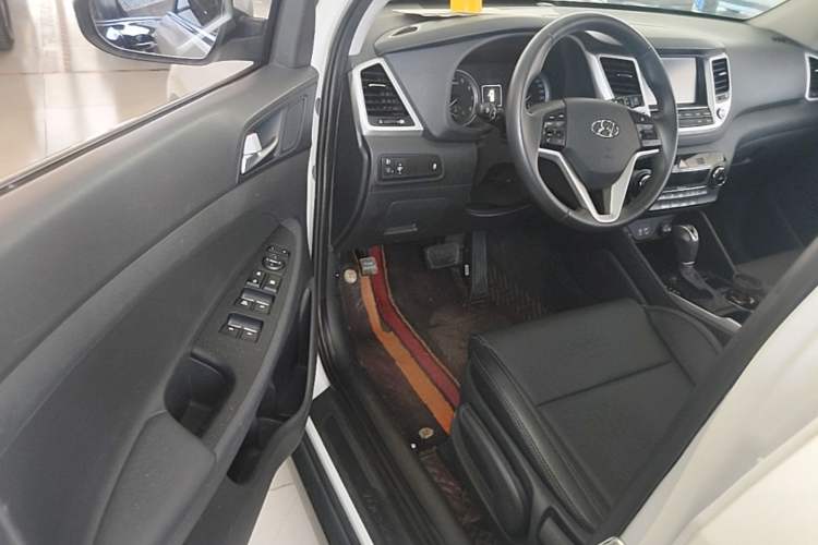 Used Hyundai Tucson 2015 1.6T Dual-Clutch Two-Wheel-Drive Smart Model Driver Seat