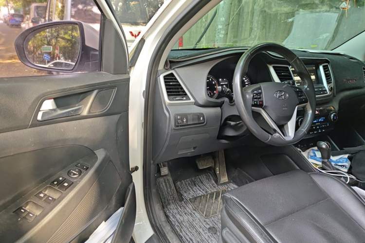 Used Hyundai Tucson 2015 1.6T Dual-Clutch Two-Wheel-Drive Smart Model Driver Seat
