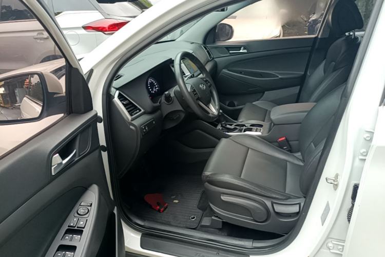 Used Hyundai Tucson 2015 2.0L Automatic Two-Wheel Drive Smart Version Driver Seat