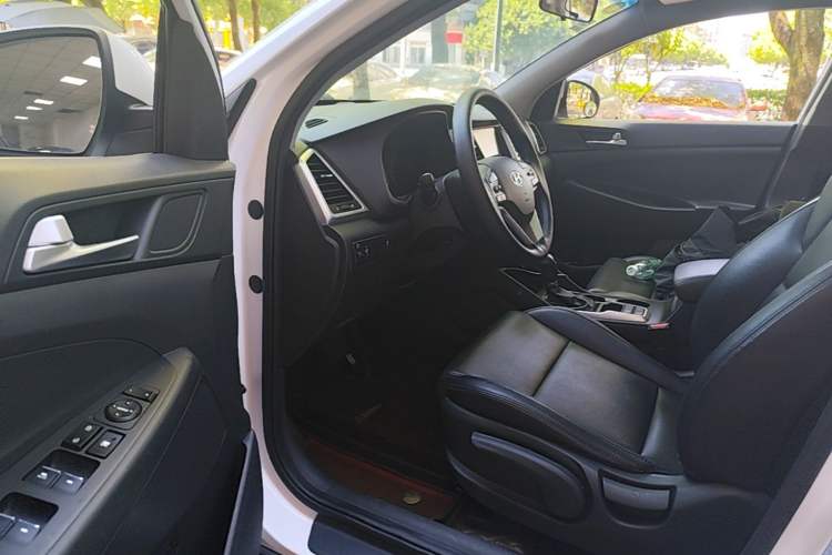 Used Hyundai Tucson 2015 1.6T Dual-Clutch Two-Wheel-Drive Smart Model Driver Seat