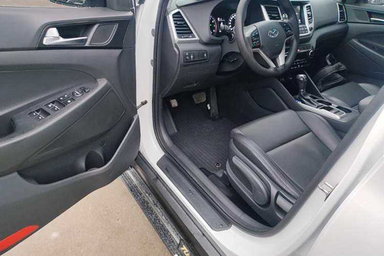 Used Hyundai Tucson 2015 1.6T Dual-Clutch Two-Wheel-Drive Smart Model Driver Seat