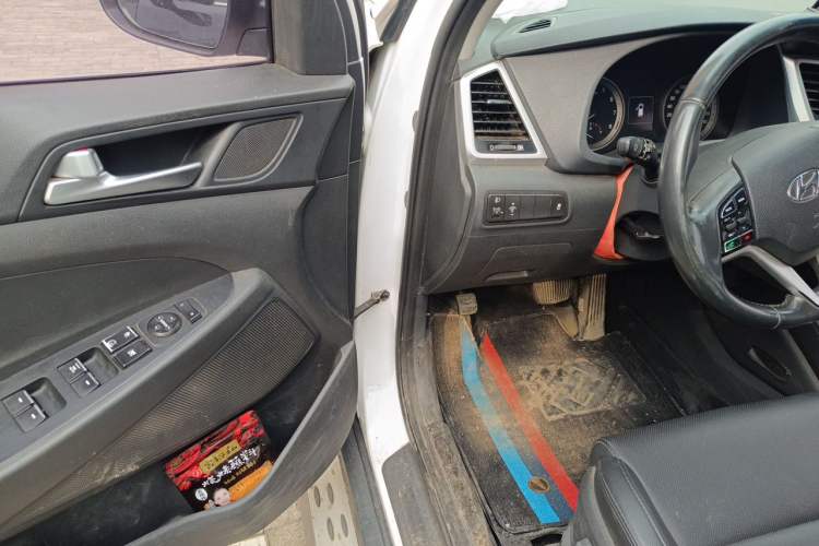 Used Hyundai Tucson 2015 2.0L Automatic Two-Wheel Drive Smart Version Driver Seat