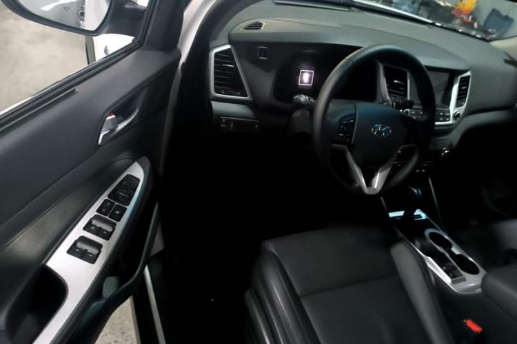 Used Hyundai Tucson 2015 1.6T Dual-Clutch Two-Wheel-Drive Smart Model Driver Seat