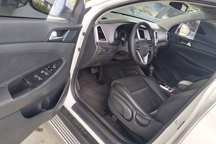Used Hyundai Tucson 2015 1.6T Dual-Clutch Two-Wheel-Drive Smart Model Driver Seat