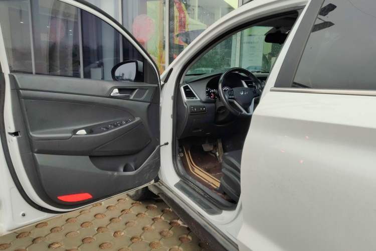 Used Hyundai Tucson 2015 1.6T Dual-Clutch Two-Wheel-Drive Leading Model Driver Seat