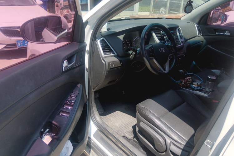 Used Hyundai Tucson 2015 2.0L Automatic Two-Wheel Drive Smart Version Driver Seat