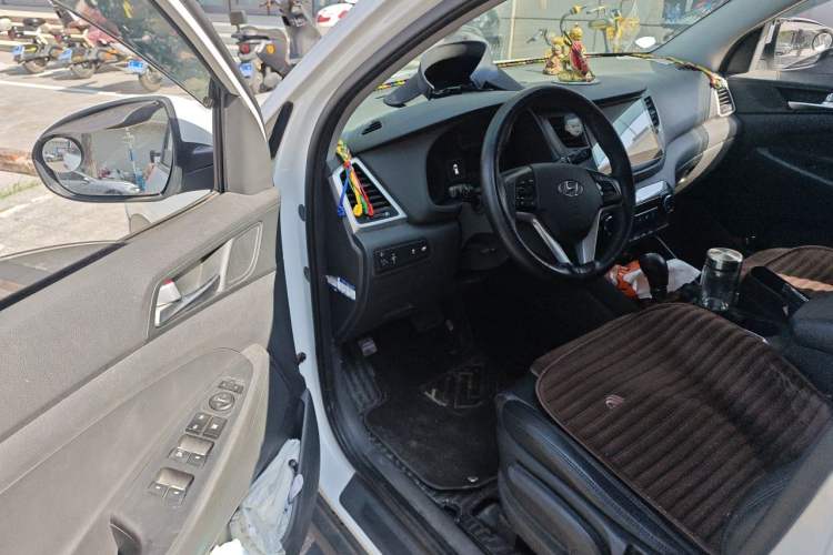 Used Hyundai Tucson 2015 2.0L Automatic Two-Wheel Drive Smart Version Driver Seat
