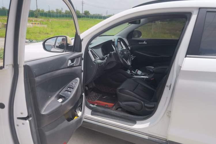 Used Hyundai Tucson 2015 1.6T Dual-Clutch Two-Wheel-Drive Smart Model Driver Seat