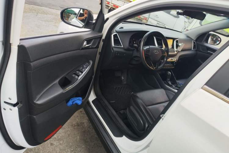 Used Hyundai Tucson 2015 1.6T Dual-Clutch Two-Wheel-Drive Smart Model Driver Seat
