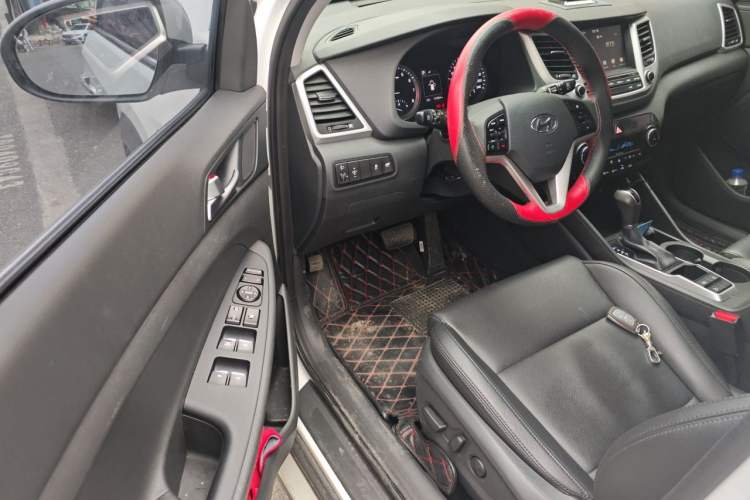 Used Hyundai Tucson 2015 1.6T Dual-Clutch Two-Wheel-Drive Leading Model Driver Seat